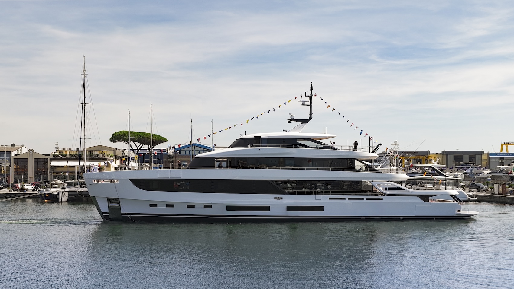 Azimut ha varato il superyacht contemporaneo con foil Hull Vane® e carbonio che, grazie alla leggerezza, amplia lo spazio permettendo di consacrare un intero Deck all’armatore.