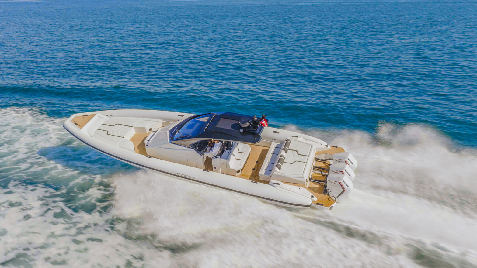 Alpha 45: la dayboat di Technohull debutta al Cannes Yachting Festival