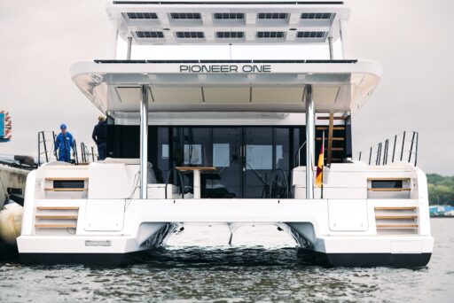 PY60 tocca l’acqua, Pioneer Yachts vara il primo catamarano solare-elettrico